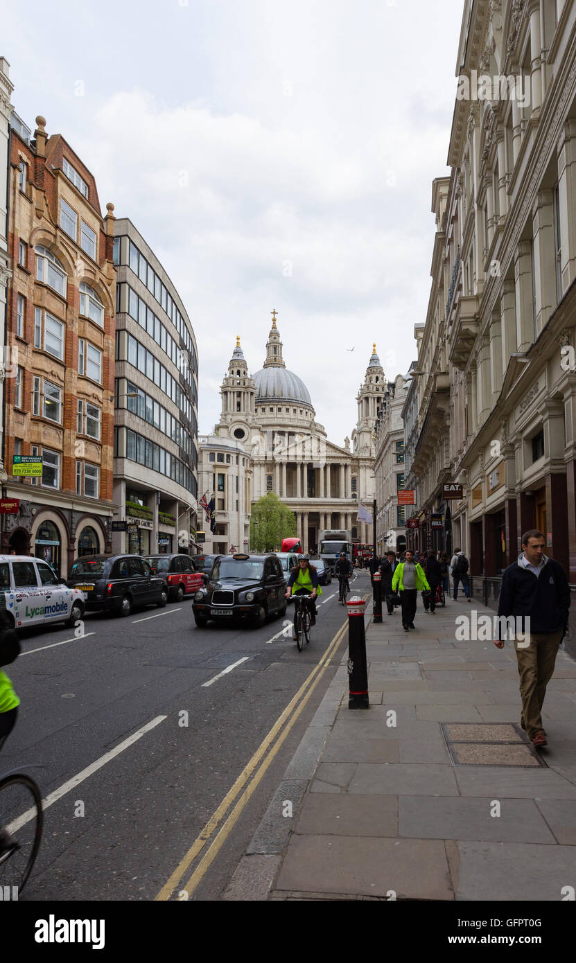 La Cattedrale di St Paul e la City of London, Londra, da Ludgate Hill Foto Stock