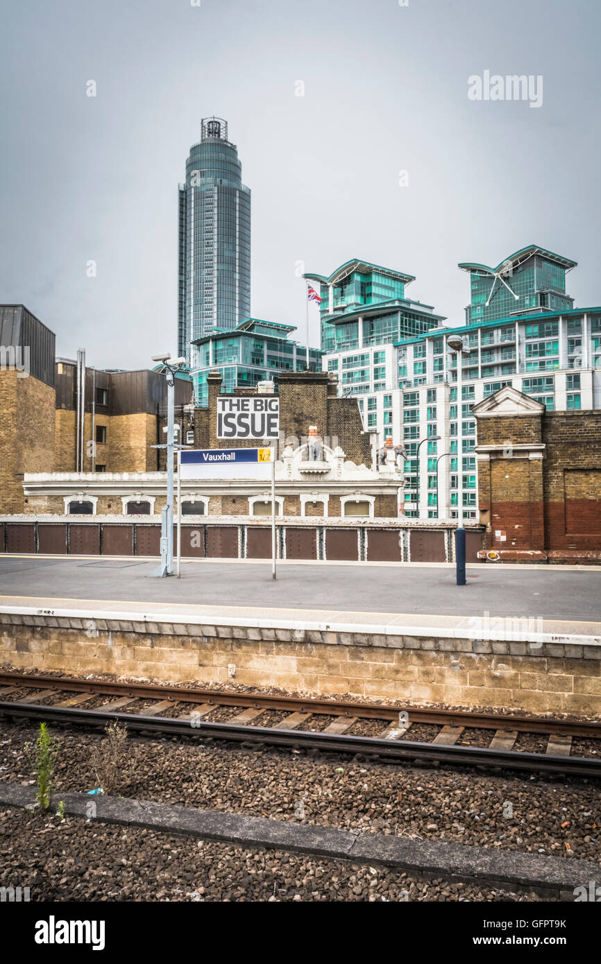 Il problema grosso magazzino uffici visto dalla stazione di Vauxhall, Lambeth, London, Regno Unito Foto Stock