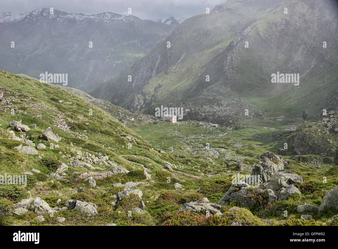 Il Berggasthaus trift hut/hotel per gli alpinisti e gli escursionisti, situato sul sentiero Eidelweissweg, Zermatt, Svizzera Foto Stock