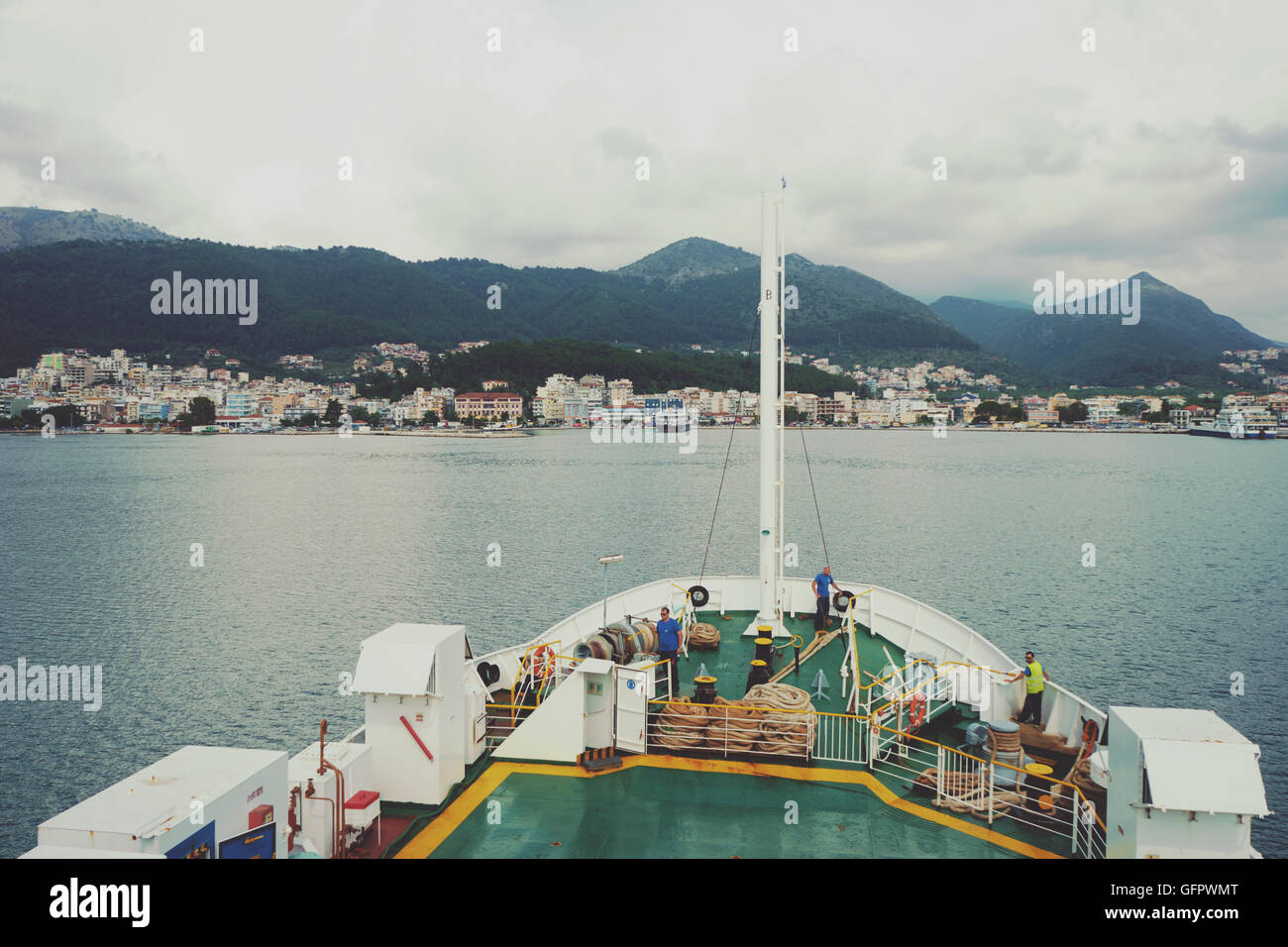 Nave arriva al porto di Igoumenitsa Grecia Foto Stock