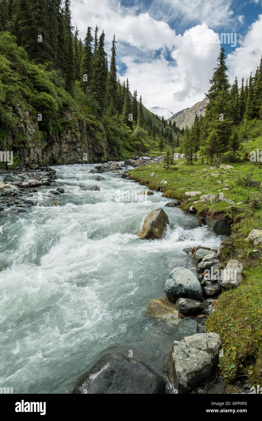 Karakol valley in Kirghizistan. Lo splendido paesaggio di Terskey Alatau, Tian Shan montagne in Kirghizia (Asia centrale) Foto Stock