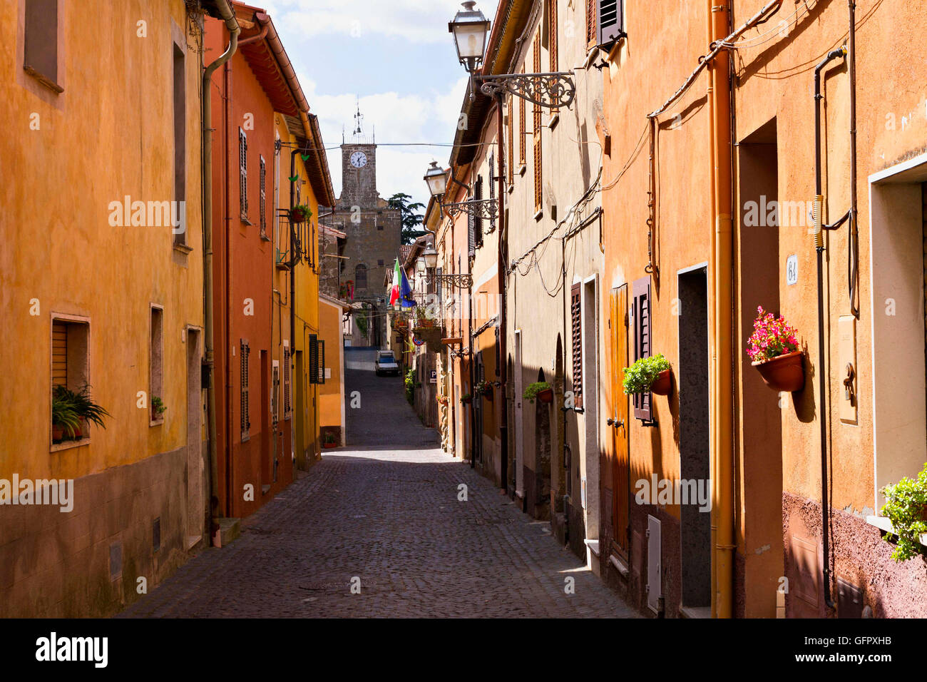 Street e la Torre dell Orologio ( Torre dell Orologio ), di Cèllere, provincia di Viterbo, Lazio, Italia Foto Stock