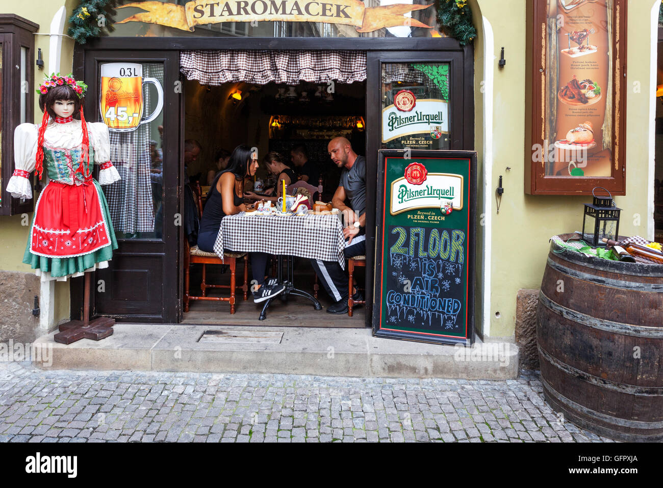 Praga ristoranti persone Charles Street Praga Centro storico, Repubblica Ceca Praga Karlova Street Foto Stock