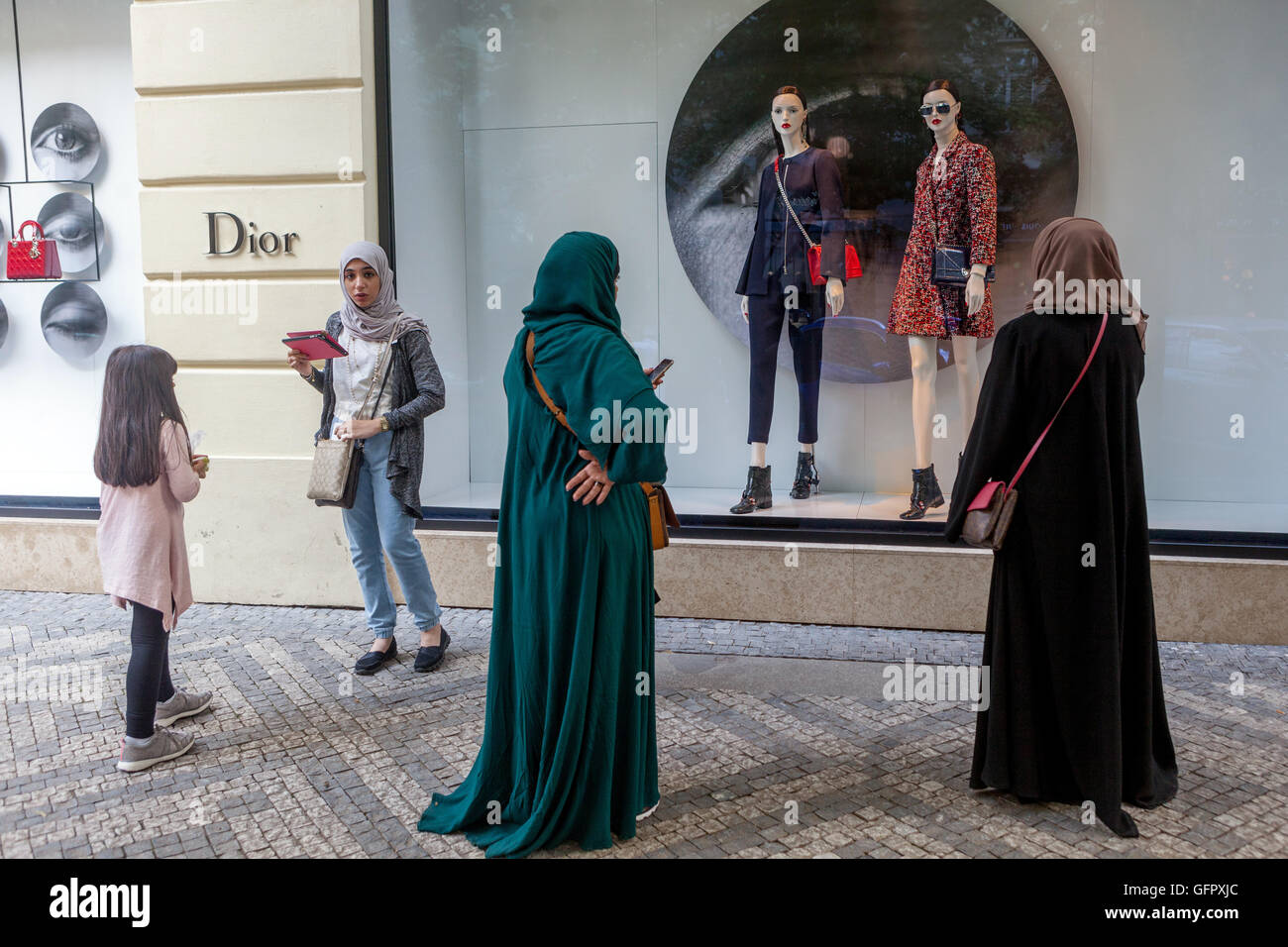 I turisti di fronte a un negozio di lusso di Dior, Parizska Street, Città Vecchia Praga Repubblica Ceca Foto Stock