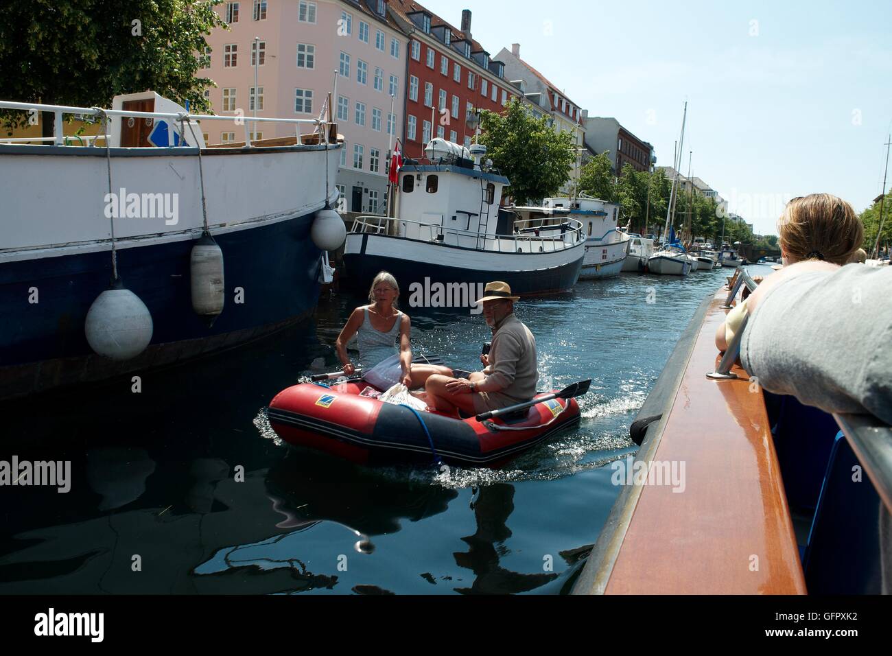 La gente del posto che passa il tour boat - Copenhagen, Danimarca Foto Stock