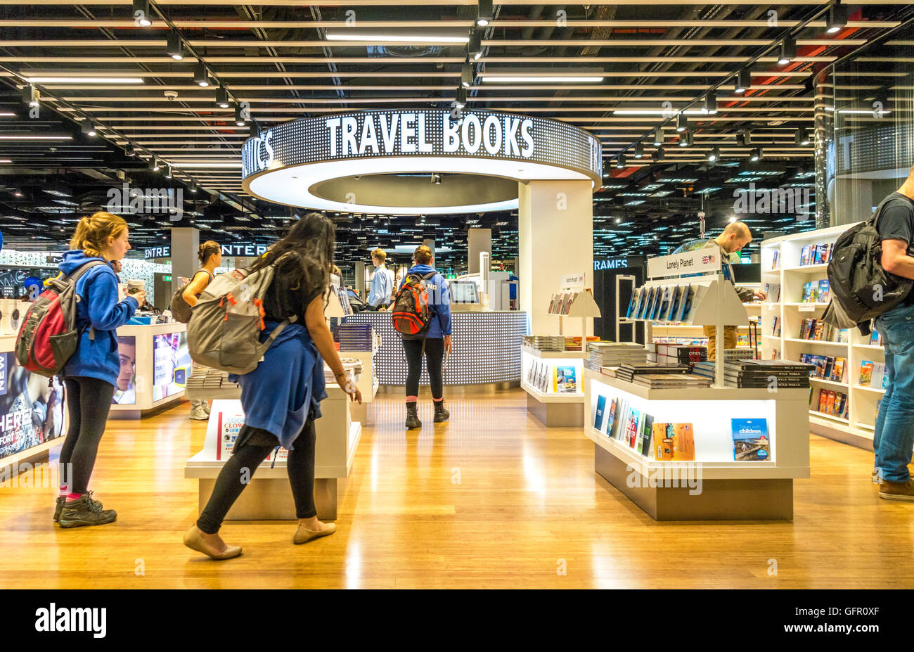 Libro di viaggio Shop lounge di partenza 2 all'Aeroporto di Amsterdam Schiphol Foto Stock