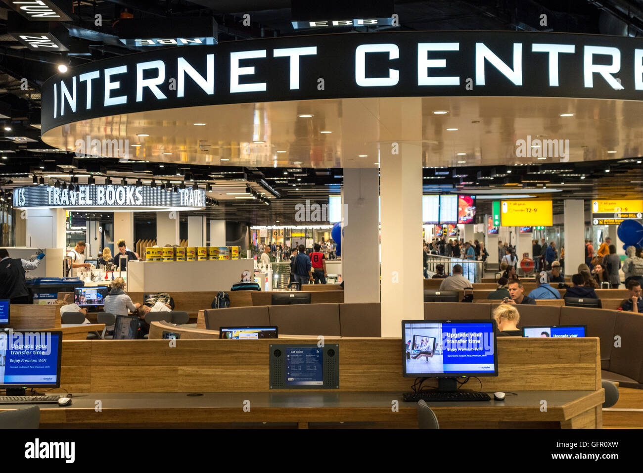 Il centro Internet, centro internet nella sala partenze 2 all'Aeroporto di Amsterdam Schiphol Foto Stock