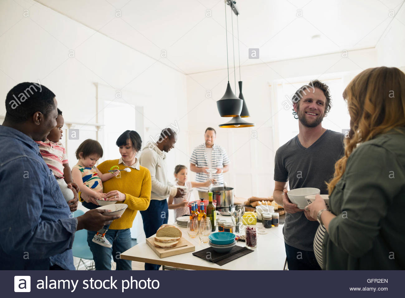 Famiglie parlando godendo il pranzo a buffet in sala da pranzo Foto Stock