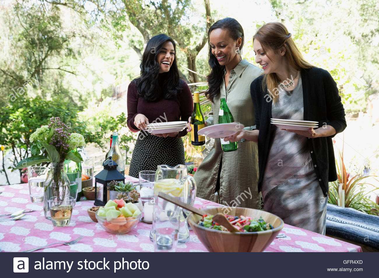 Impostazione delle donne patio tabella per la cena Foto Stock