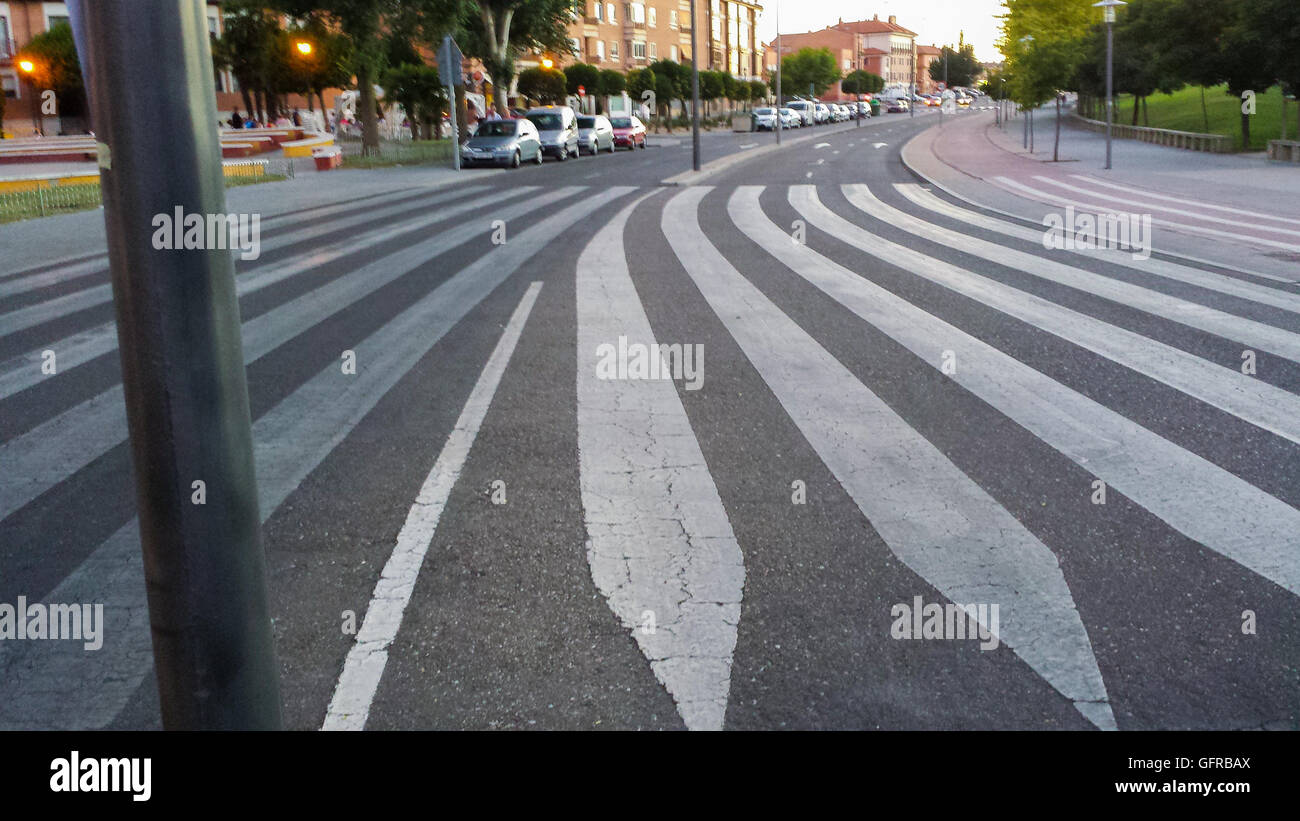 Lunghe strisce pedonali una strada Foto Stock