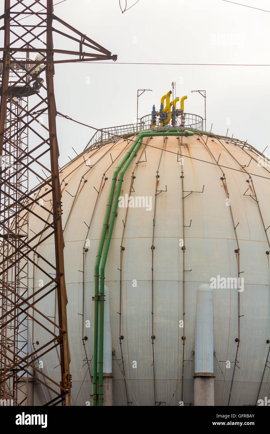 Dettagli di vecchi serbatoi di gas di forma sferica Foto Stock