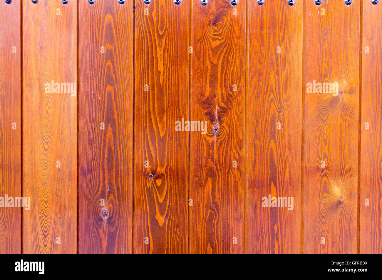 Sfondo verniciato con tavoli in legno Foto Stock