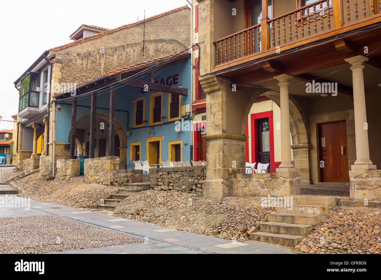 Archi e colonne famosa e antica città di Aviles Spagna Foto Stock