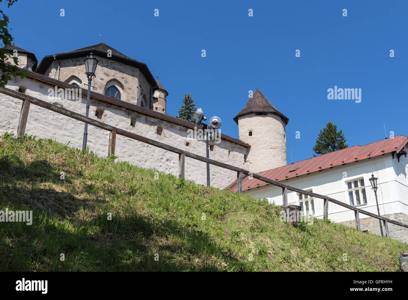 Parte di una fortificazione del vecchio castello della città Banska Stiavnica, Slovacchia. Summer blue sky. Foto Stock
