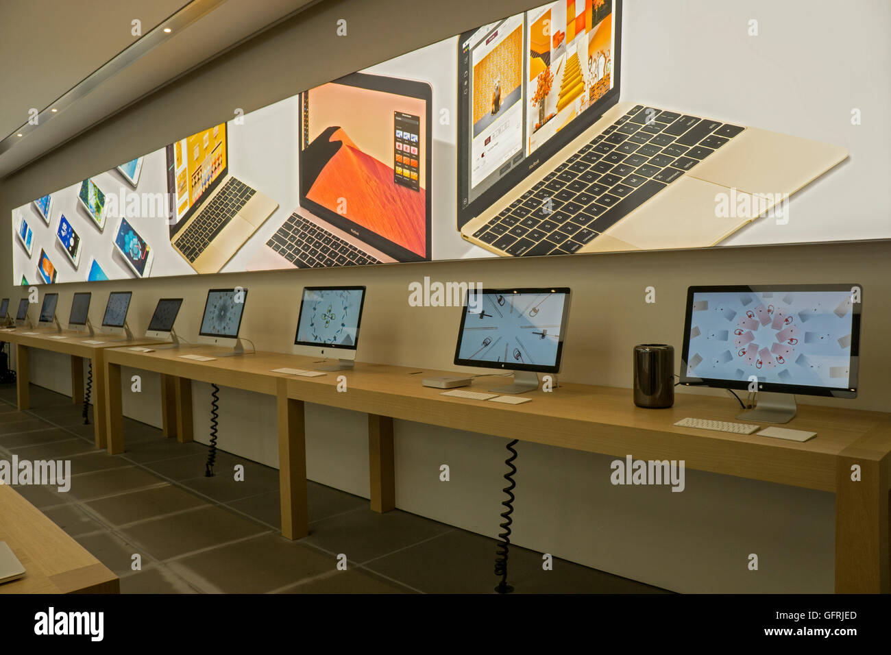 I computer in vendita presso il negozio Apple Store su Prince Street nel quartiere di Soho sezione di Lower Manhattan, New York City. Foto Stock