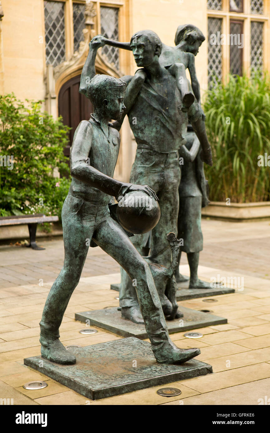 Regno Unito, Inghilterra, Bedfordshire, Bedford, Harpur Square, le riunioni, scultura da John Mills Foto Stock