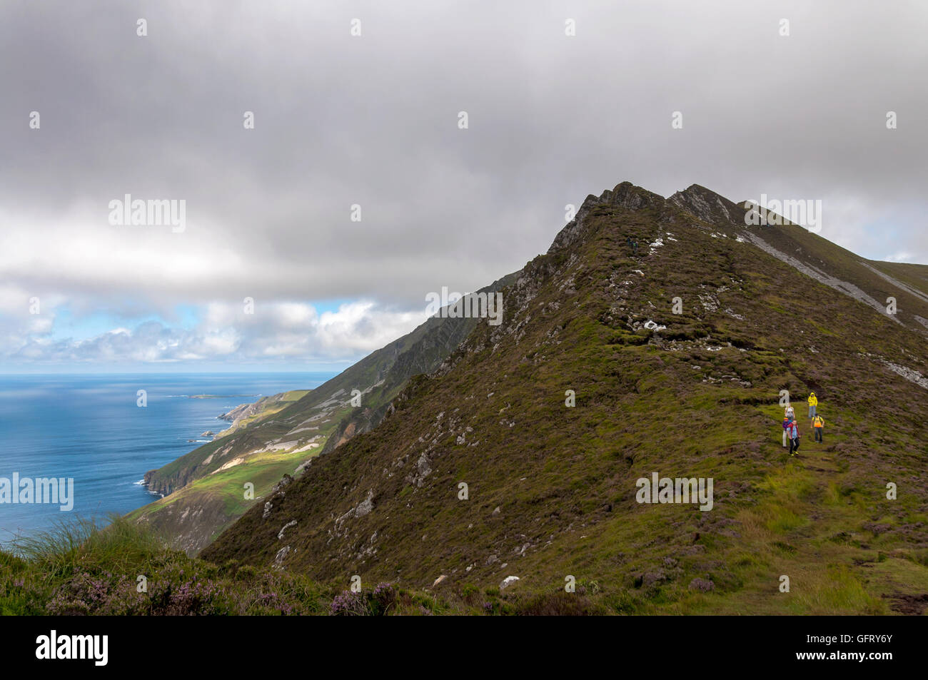 Hill walkers a Donegal, Irlanda a piedi fino a Slieve League scogliere sul mare vicino a Teelin sul selvaggio modo atlantico Foto Stock