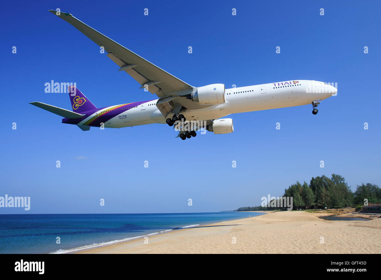 Phuket/Thailandia Febbraio 9, 2017: Boeing 777 da Thai Airways l'atterraggio all'Aeroporto di Phuket. Foto Stock