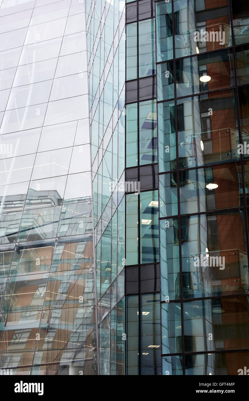 La piazza centrale di Leeds edificio di architettura di vetro angoli di vetratura Foto Stock