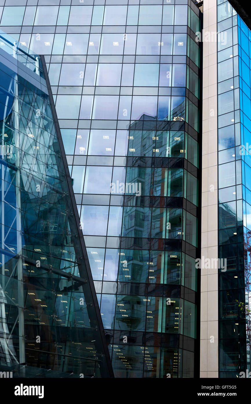 La piazza centrale di Leeds edificio di architettura di vetro angoli di vetratura Foto Stock