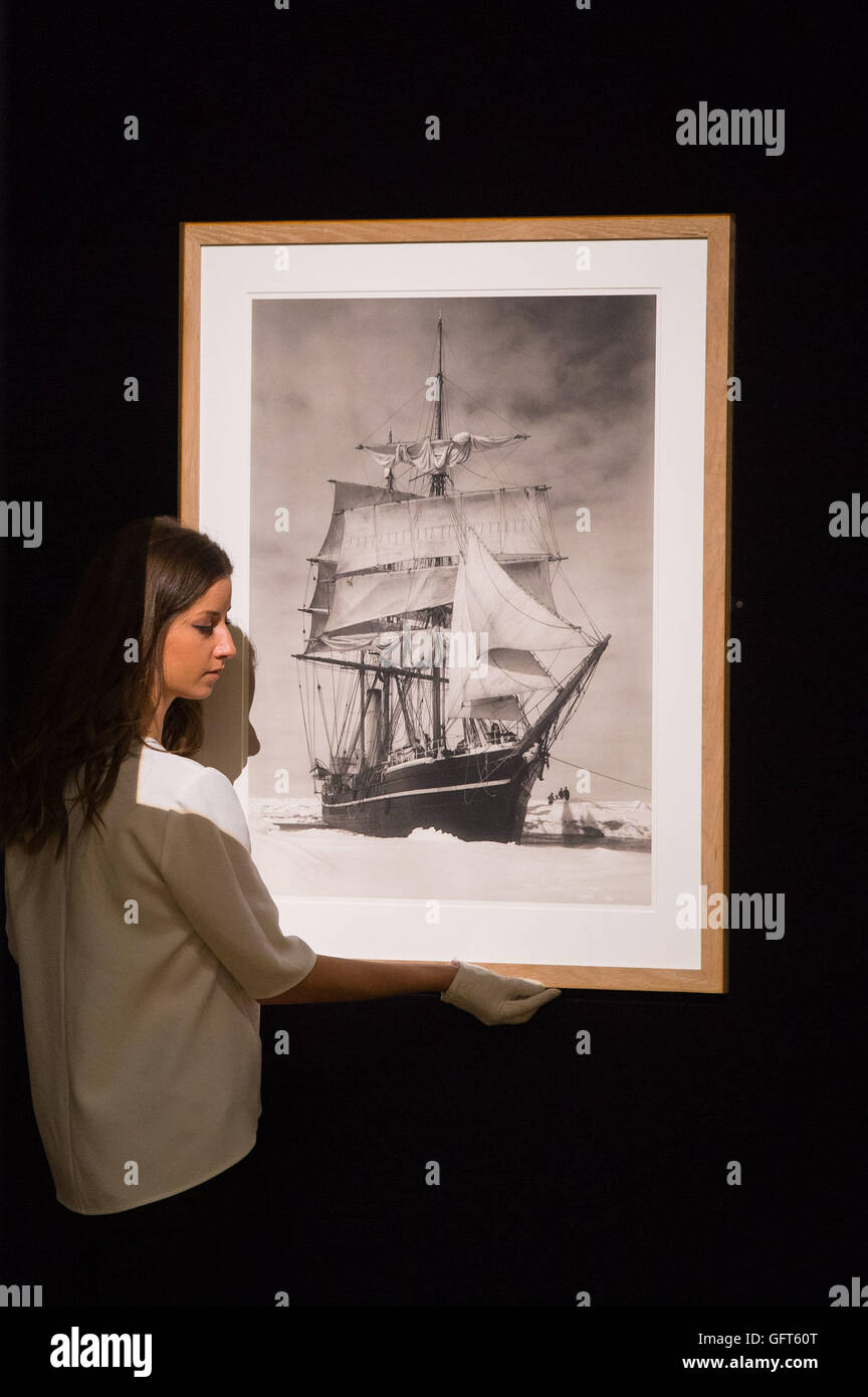 Un Bonham dipendente della regola "nel ghiaccio-pack, dal principale superiore della Terra Nova' dal fotografo Herbert Ponting, parte del 'Visioni del Grande Sud Bianco' mostra di fotografie e di quadri da ed ispirato dal capitano Scott finale della spedizione in Antartide a Bonhams New Bond Street a Londra. Foto Stock