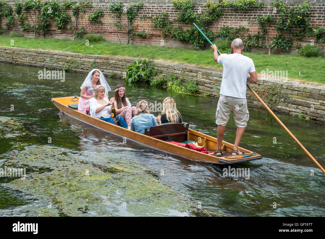 Hen Party su un punt viaggio fiume Stour Westgate Gardens Canterbury Kent Foto Stock