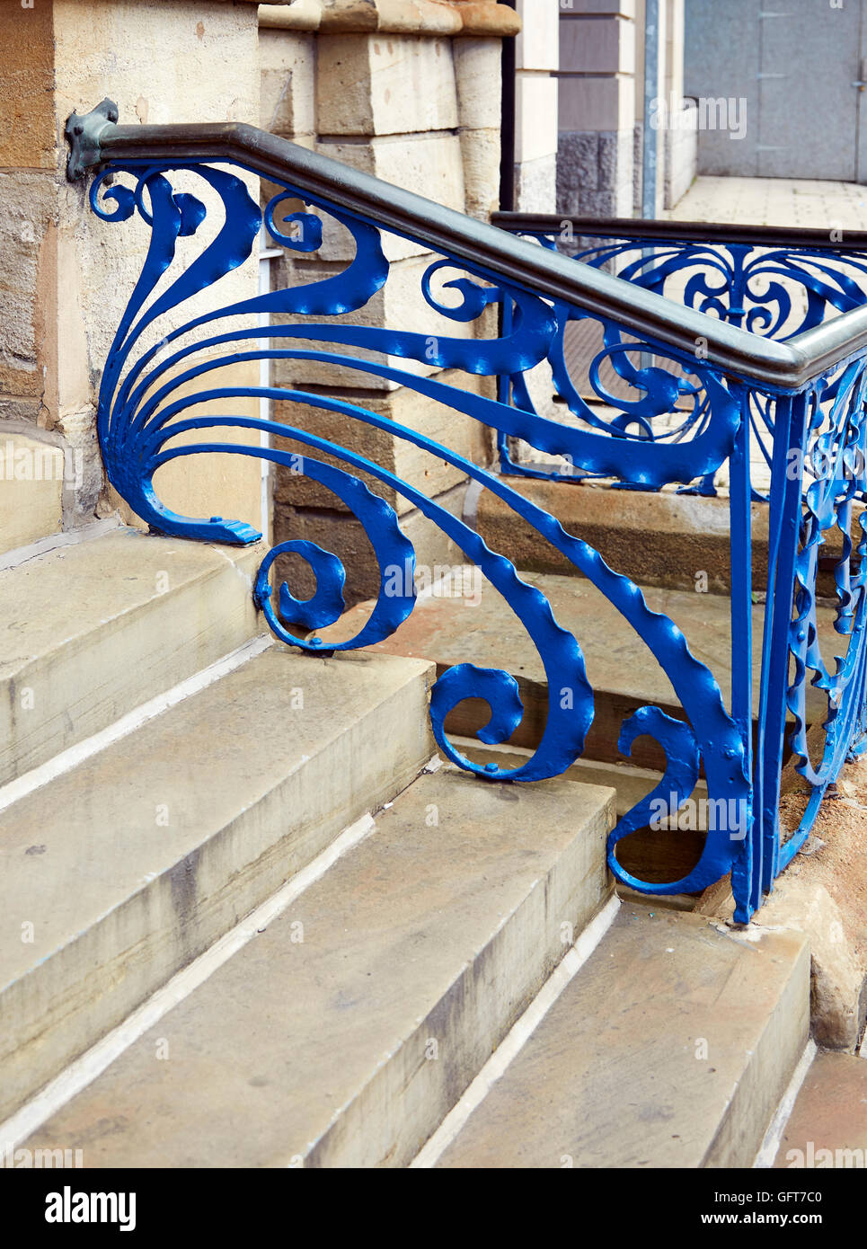Dipinto di blu di art nouveau ringhiere in ferro battuto nastri vorticoso con corrimano e gradini al di fuori degli uffici a Leeds Foto Stock