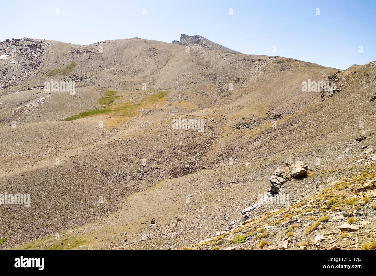 Pico del vertice Valeta, Sierra Nevada, nella stagione estiva. Granada, Andalusia, Spagna. Foto Stock