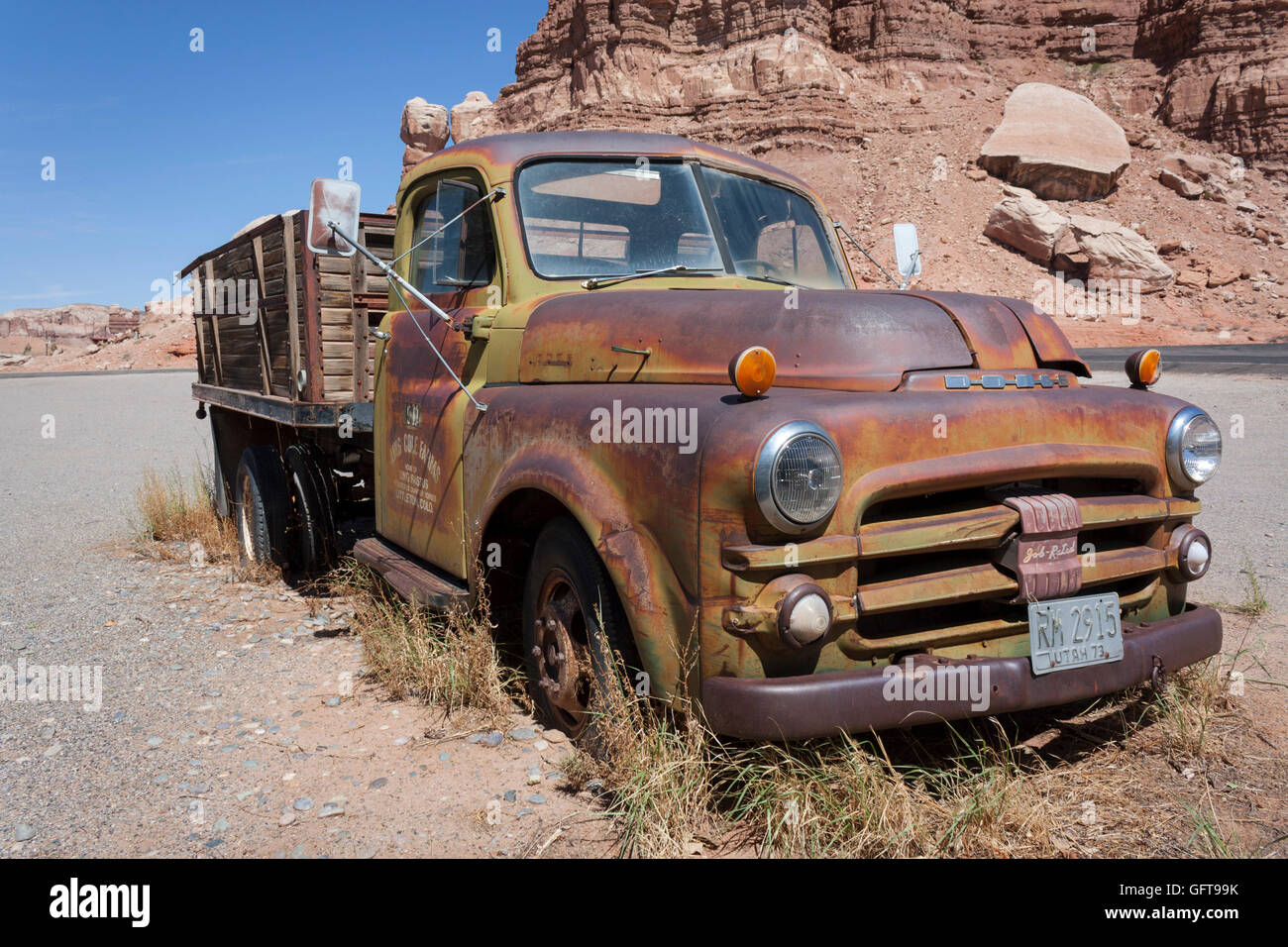 Abadoned Dodge degli anni cinquanta job-rated mezza tonnellata carrello nel deserto Twin Rocks trading post vicino a Bluff USA Utah Foto Stock