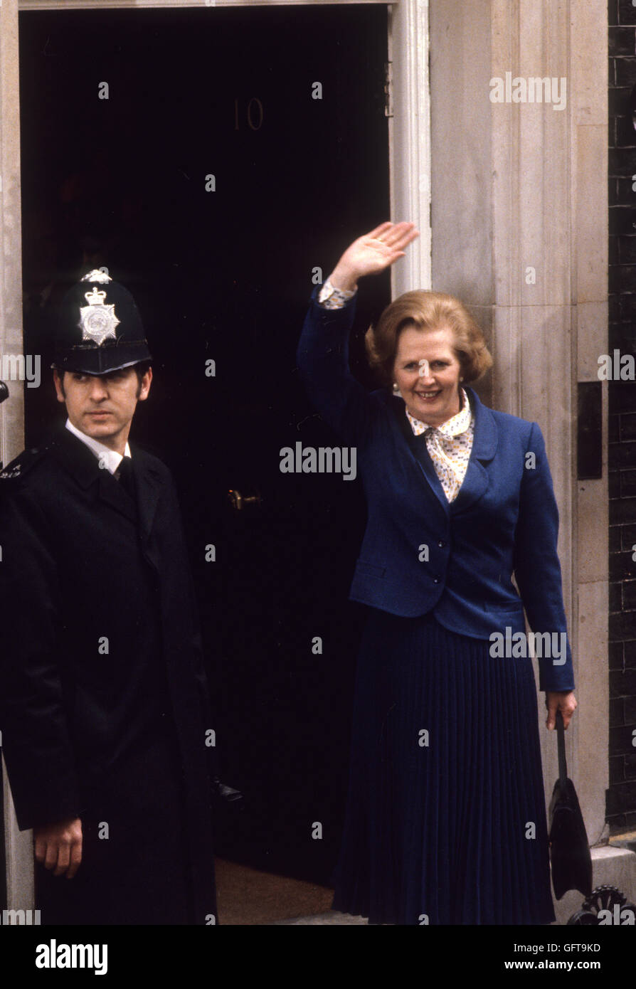La signora Margaret Thatcher 10 Downing Street Londra 1970s. 1979 vittoria alle elezioni generali sventolare. HOMER SYKES Foto Stock