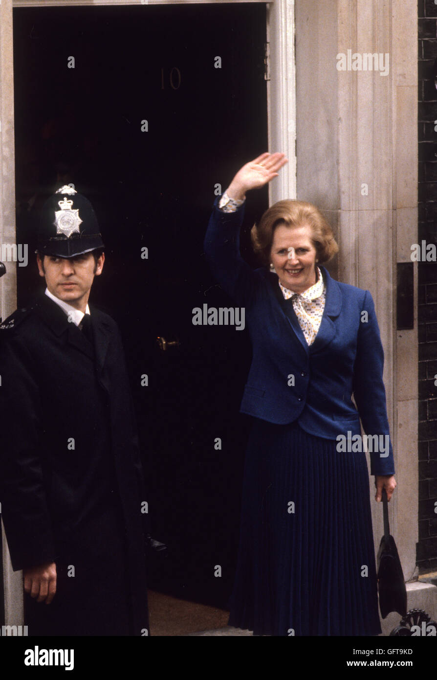Mrs Margaret Thatcher 10 Downing Street Londra 1970S.. vittoria elettorale del 1979. Vittoria alle elezioni generali saltando alla stampa e ai benestanti dalla porta principale del 10 Downing Street. REGNO UNITO HOMER SYKES Foto Stock