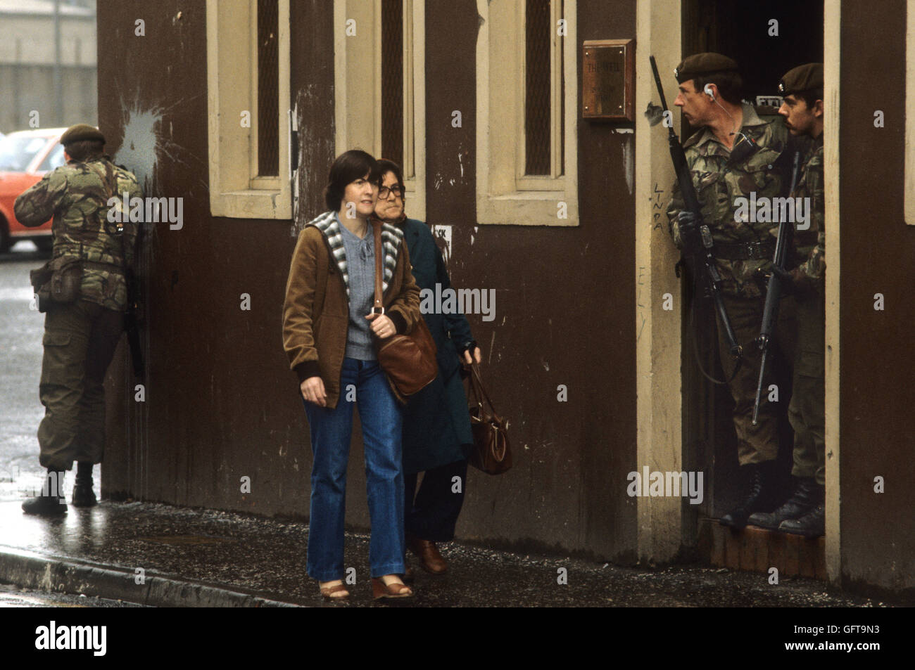 Truppe britanniche The Troubles 1980 Belfast Irlanda del Nord armata soldato britannico di pattuglia a piedi 1981 persone vita quotidiana UK HOMER SYKES Foto Stock