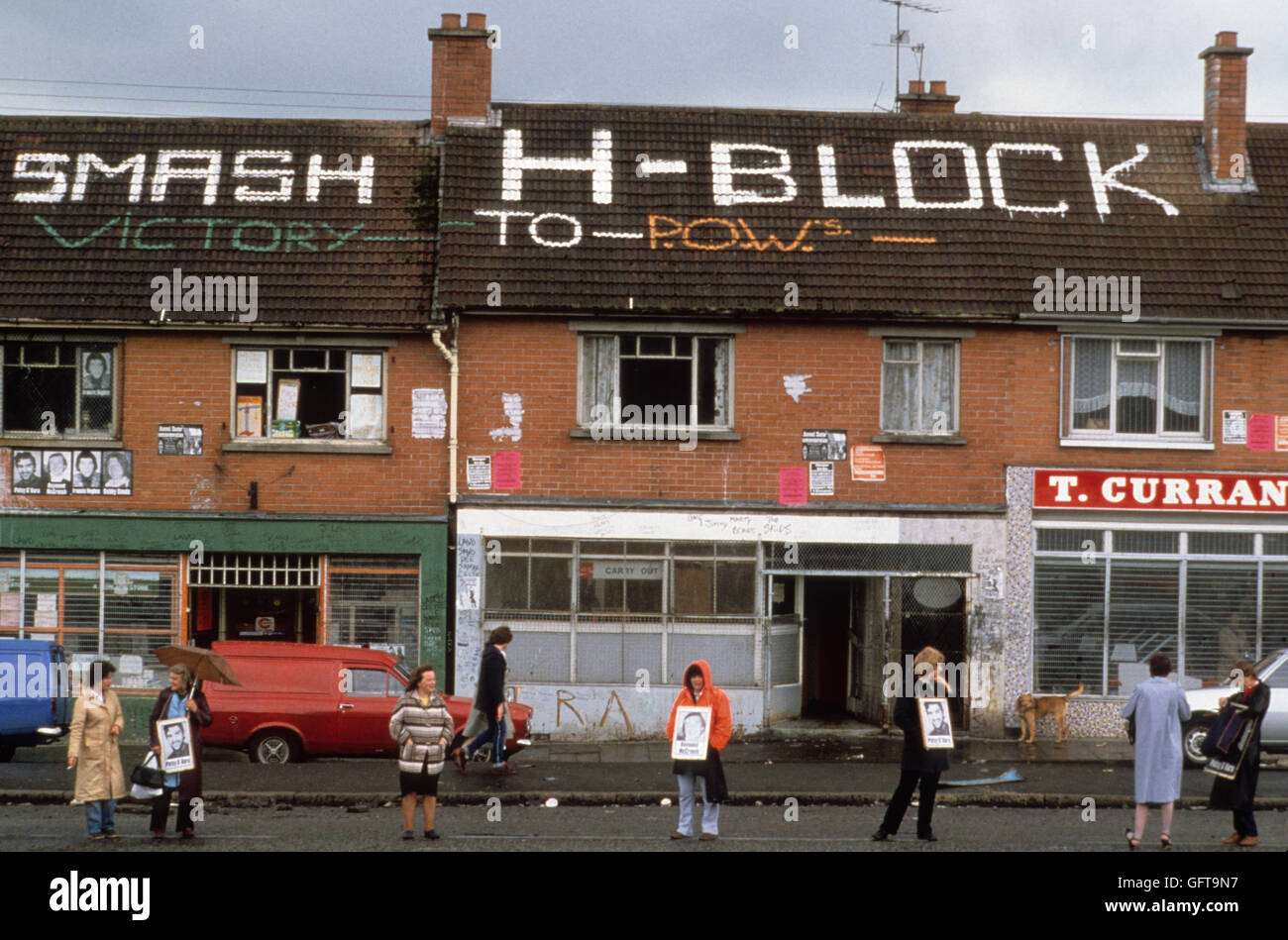 Sciopero della fame White Line protesta silenziosa a sostegno degli scioperanti della fame dell'IRA del blocco H. Belfast 1981. The Troubles, i manifestanti tengono i sacchi con le fotografie di Joseph Joe McDonnell, Kieran Doherty. Entrambi gli uomini sono morti a Hunger Strike. Whiterock, un sobborgo di Belfast, Irlanda del Nord, negli anni '1980, HOMER SYKES Foto Stock