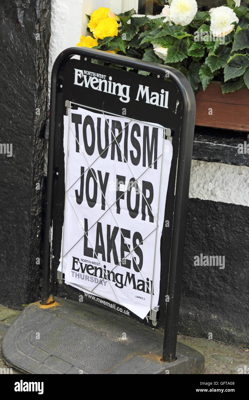 A nord-ovest di sera giornale di posta pannello pubblicitario che mostra il turismo la gioia per i laghi headline. Foto Stock