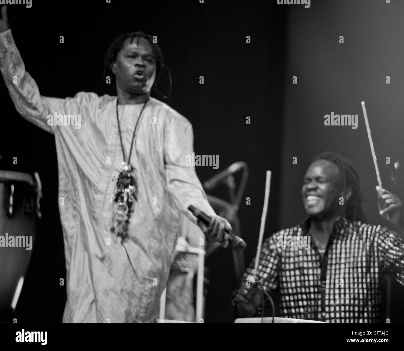 Il leggendario musicista Baaba Mal dal Senegal giocando al WOMAD 2016 mondo della musica e delle arti Dance Festival a Charlton Park. Wiltshire. In Inghilterra. Regno Unito Foto Stock