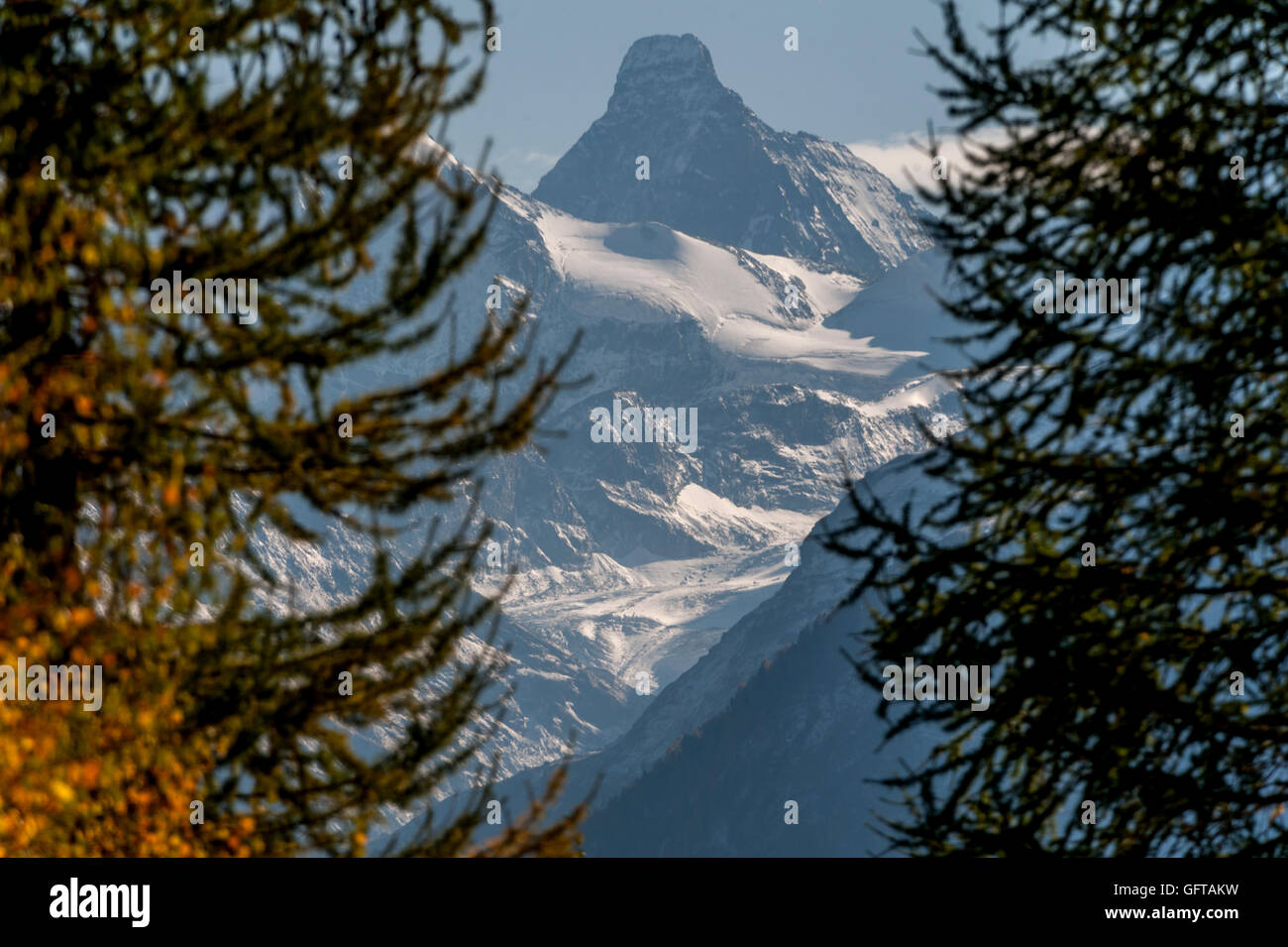 Una vista della parete nord del Cervino, dalla Val d'Anniviers e St Luc in Vallese cantone della Svizzera. Foto Stock