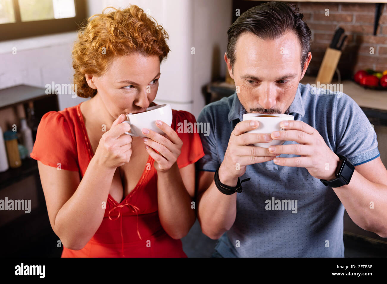 L uomo e la donna a bere caffè Foto Stock
