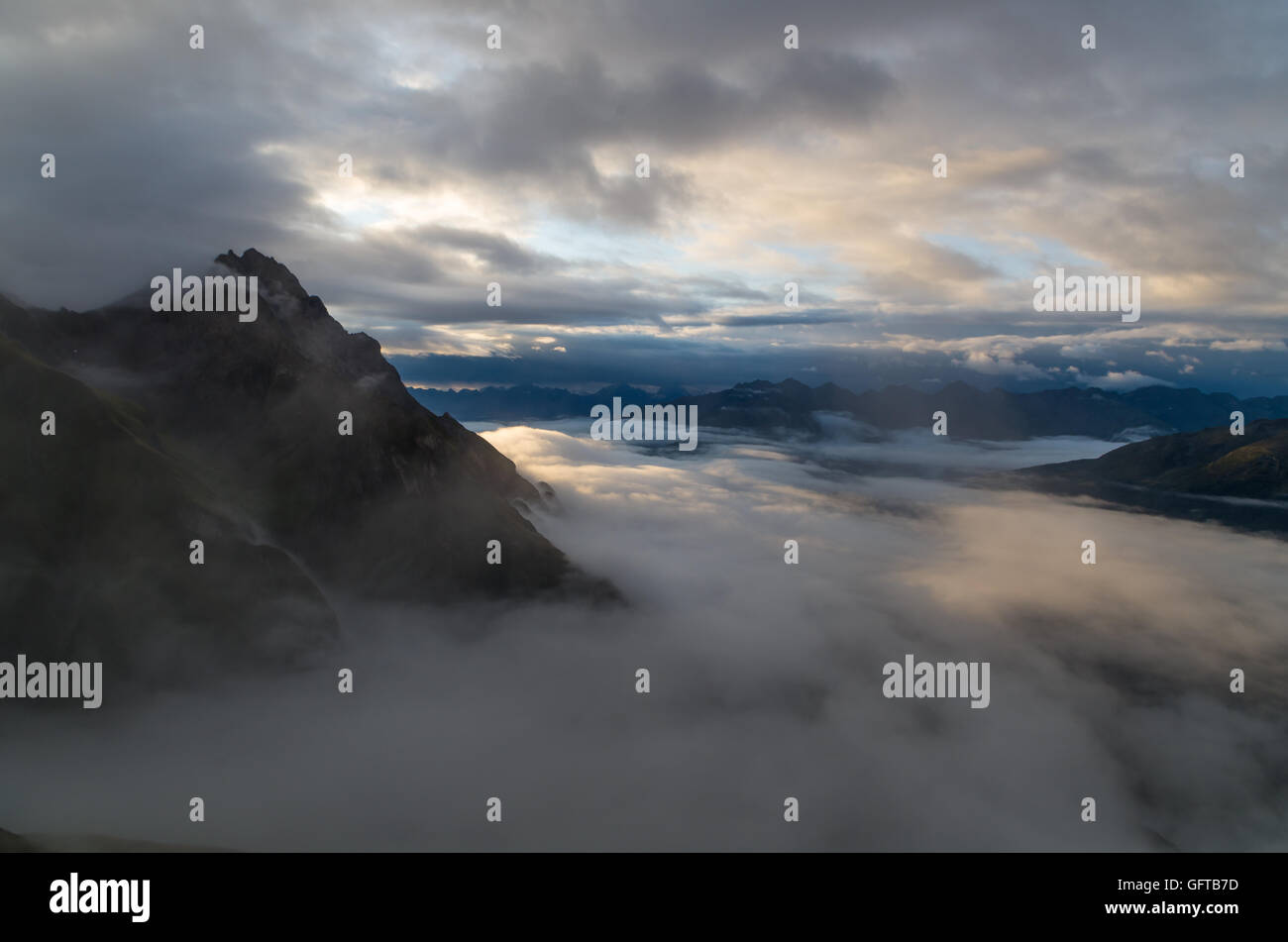 Alba con la nebbia nel cielo della Lechtal Alpi, Tirolo del nord, Austria Foto Stock