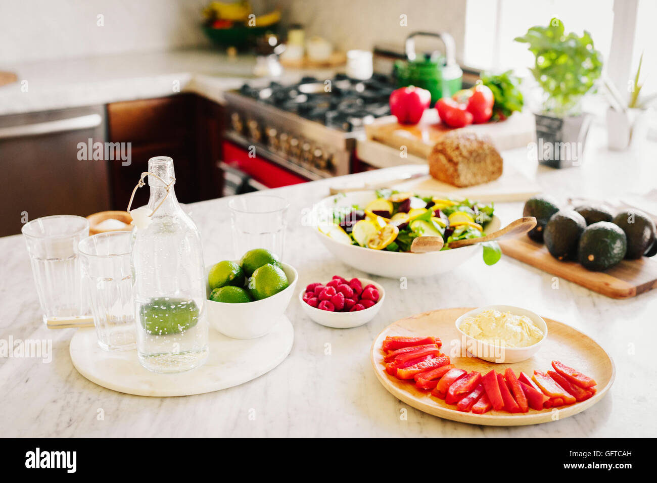 Una scelta di preparate fresche insalate su un banco di cucina Foto Stock