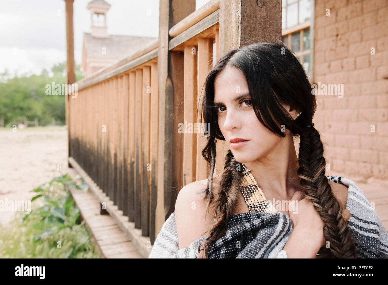 Ritratto di una giovane donna con capelli lunghi marrone in trecce Foto Stock