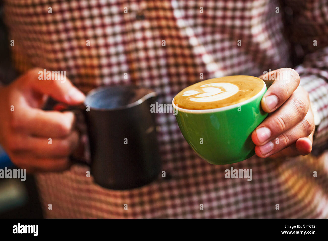 Un uomo con un bicchiere di fresco caffè fatto Foto Stock