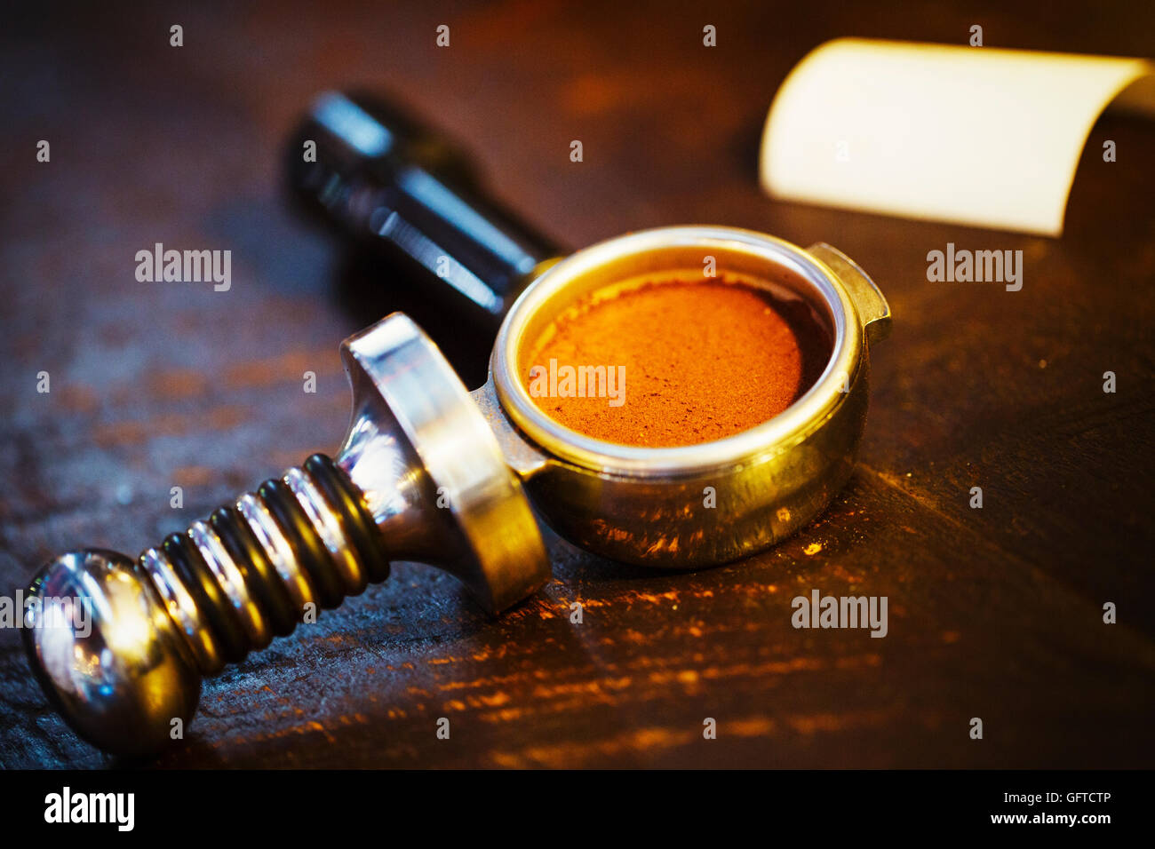 Il caffè macinato nel supporto metallico dopo il caffè è stato realizzato Foto Stock