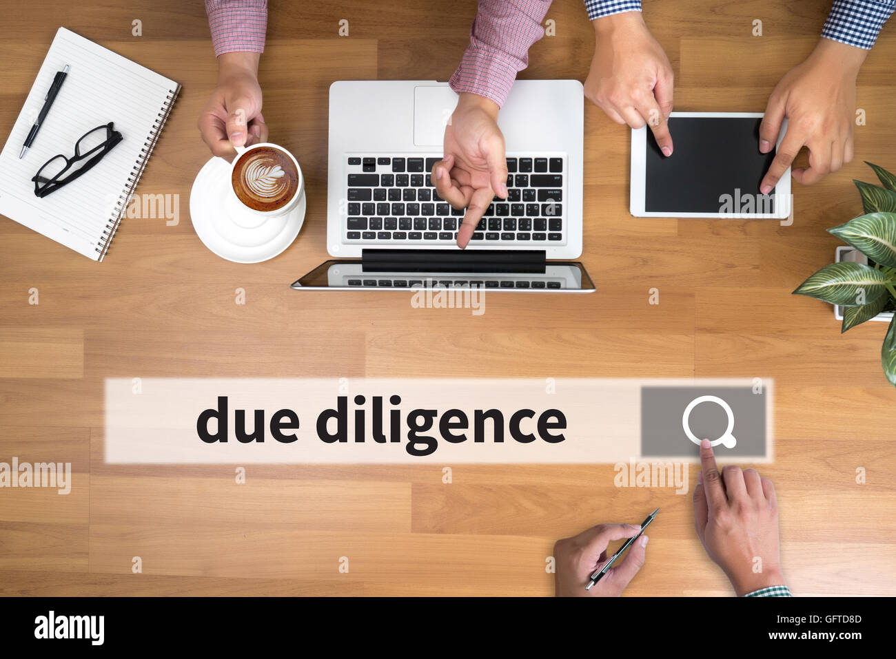 Due diligence uomo toccare ricerca bar e due proprietari lavorare alla scrivania in ufficio e con un digital tablet touch-screen e utilizzare c Foto Stock