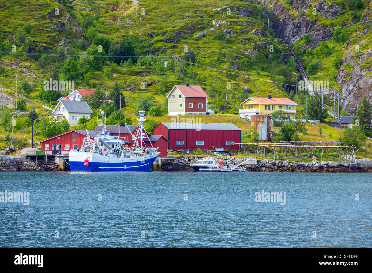 La pesca del merluzzo barche, rorbu fishermens cottages, Reine, Isole Lofoten in Norvegia Foto Stock