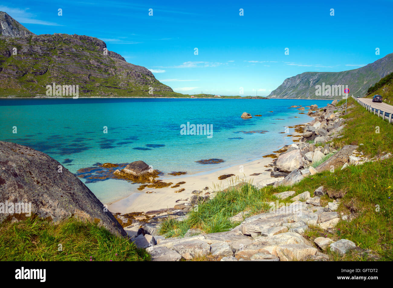 La spiaggia e le montagne vicino al Ramberg, Lofoten in Norvegia Foto Stock