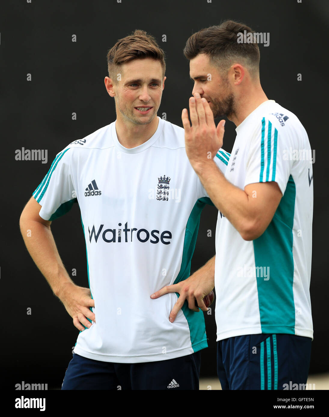 L'Inghilterra del Chris Woakes (sinistra) e James Anderson durante la sessione di reti a Edgbaston, Birmingham. Foto Stock