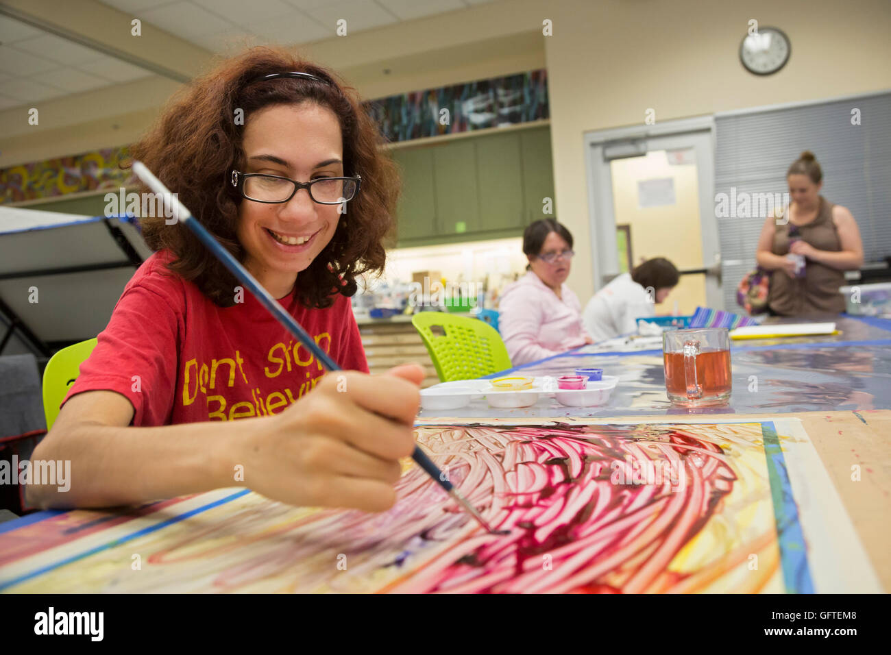 Las Vegas, Nevada - Persone con disabilità intellettiva nell'arte programma presso l'organizzazione no-profit opportunità Village. Foto Stock