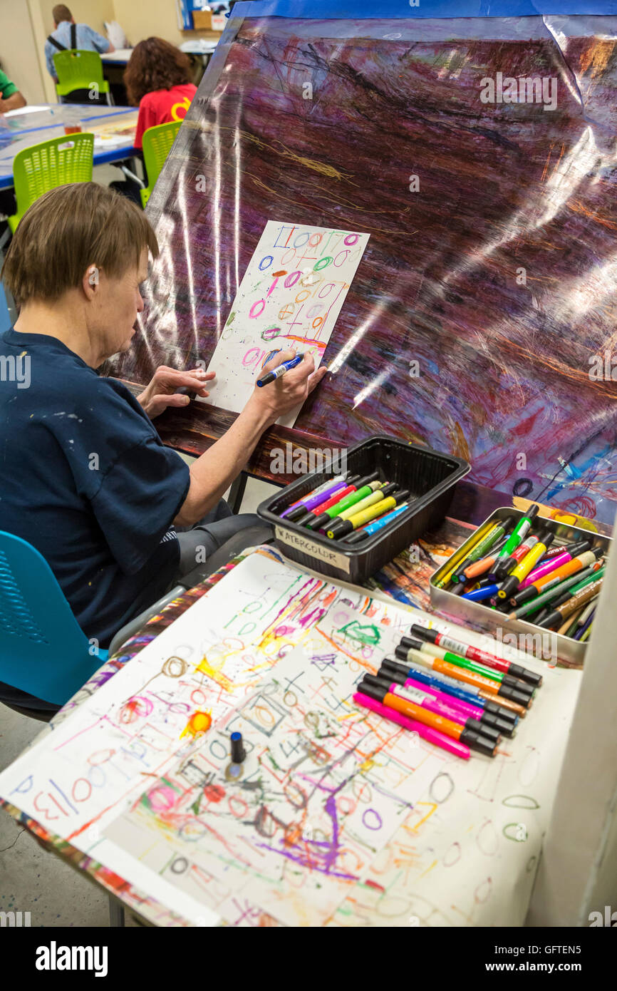 Las Vegas, Nevada - Persone con disabilità intellettiva nell'arte programma presso l'organizzazione no-profit opportunità Village. Foto Stock