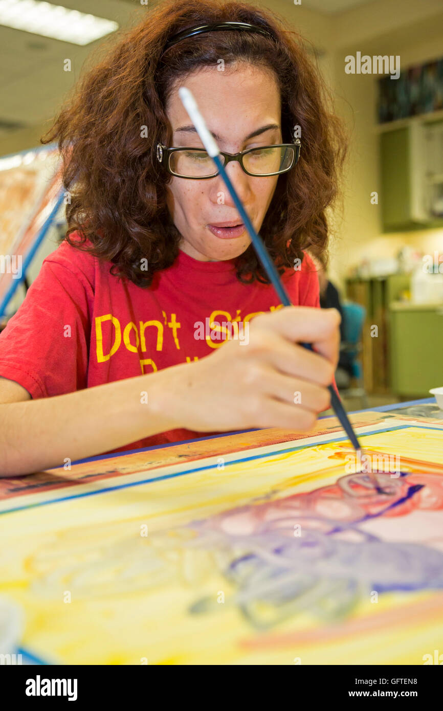 Las Vegas, Nevada - Persone con disabilità intellettiva nell'arte programma presso l'organizzazione no-profit opportunità Village. Foto Stock