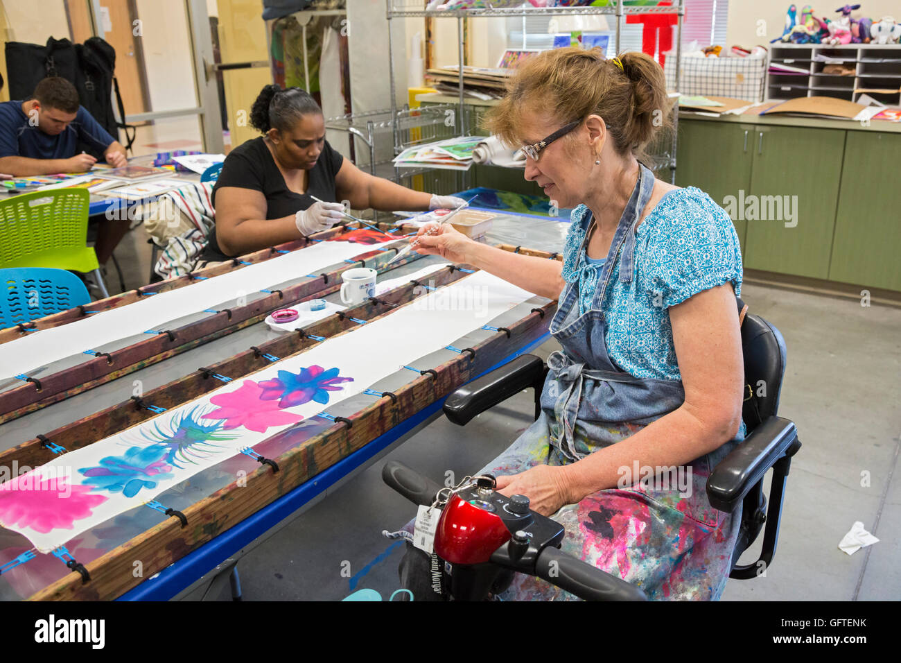 Las Vegas, Nevada - Persone con disabilità intellettiva nell'arte programma presso l'organizzazione no-profit opportunità Village. Foto Stock
